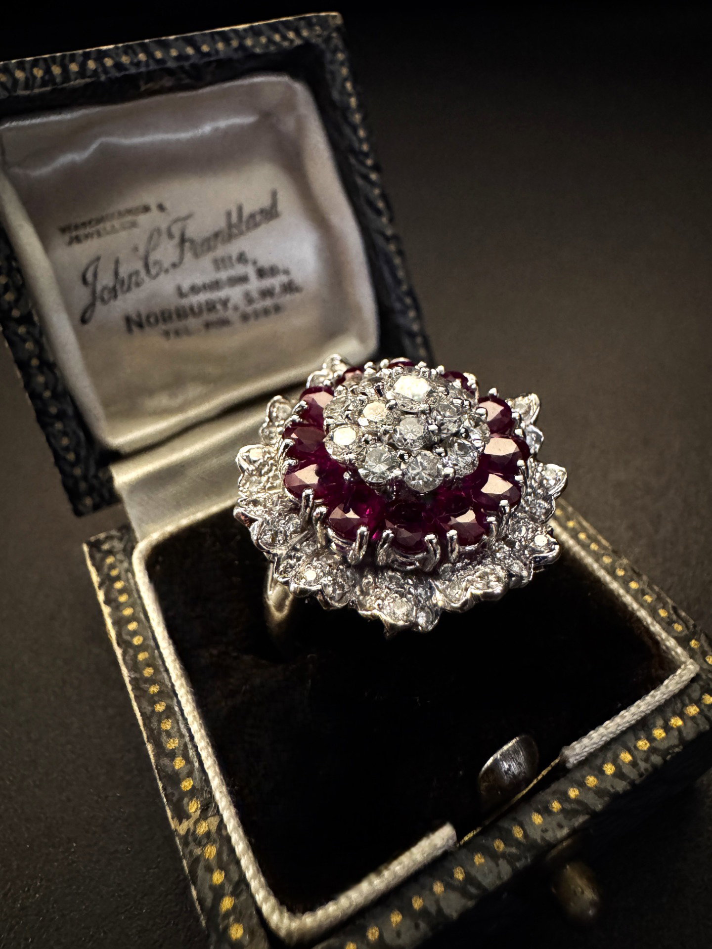 Anillo de Platino con Rubíes y Diamantes